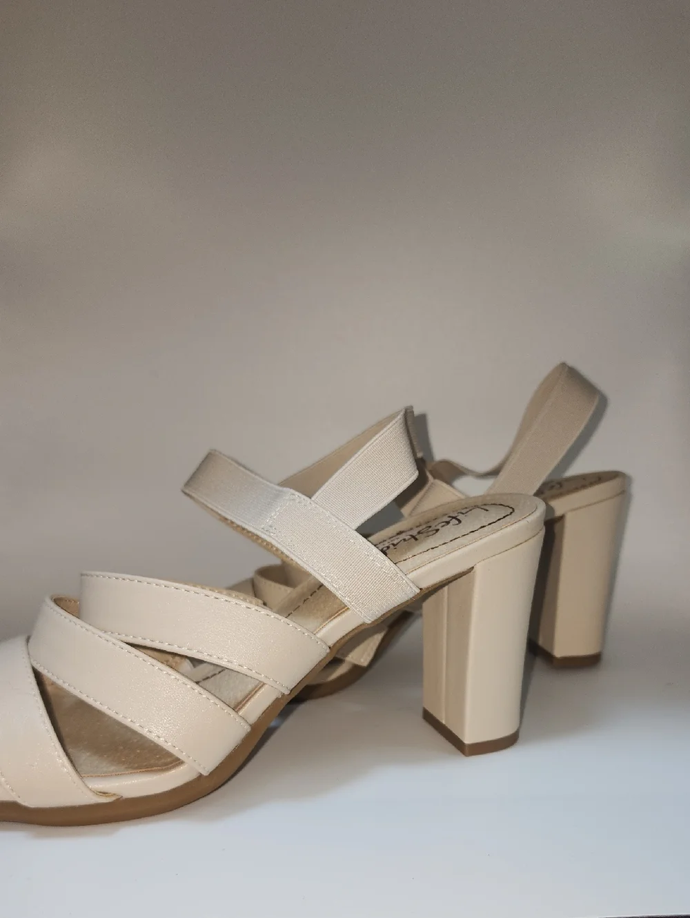Life Stride Size 7.5 Women's Beige Strappy Block Heel Sandals